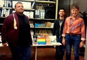 A la foto els nostres col·laboradors, Ximo i Javi, i el cap de biblioteques de Gandia, Toni Ordiñana